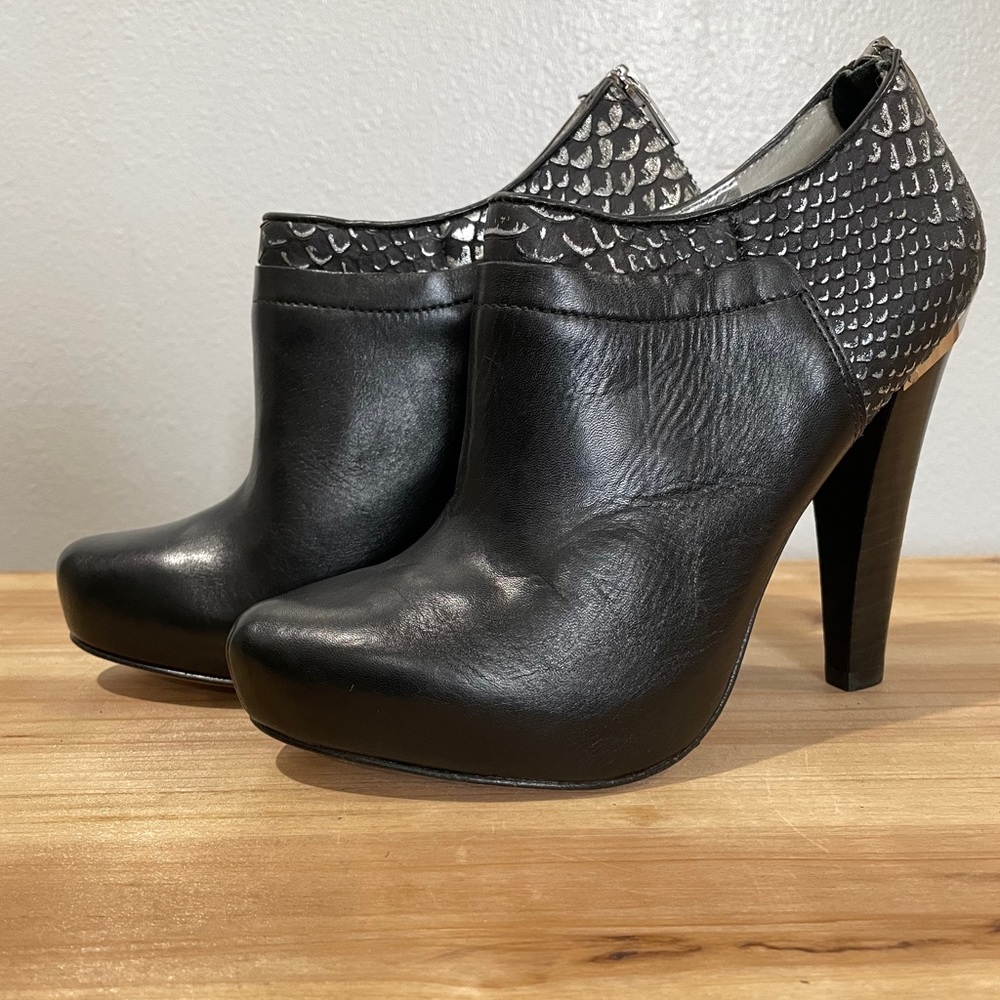 Charles David | Kaylan Black Ankle Bootie Sz 6